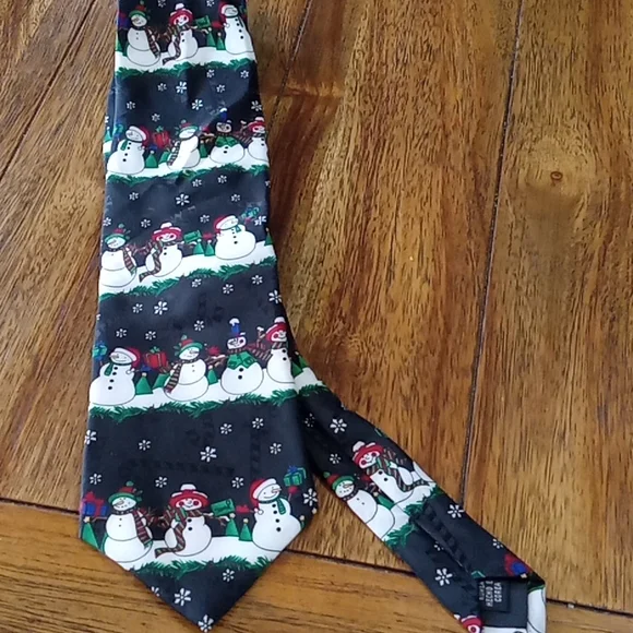 Hallmark tie - Picture 1 of 2